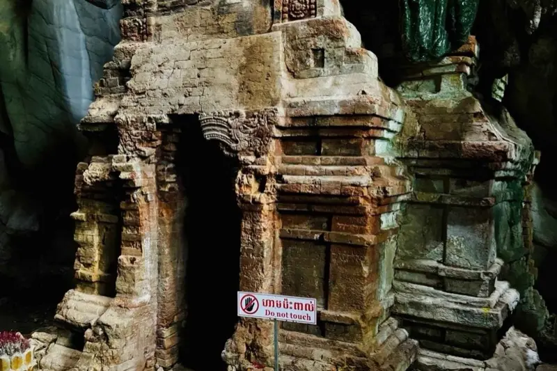 Der alte Backsteintempel in der Höhle von Phnom Chhngok bei Kampot