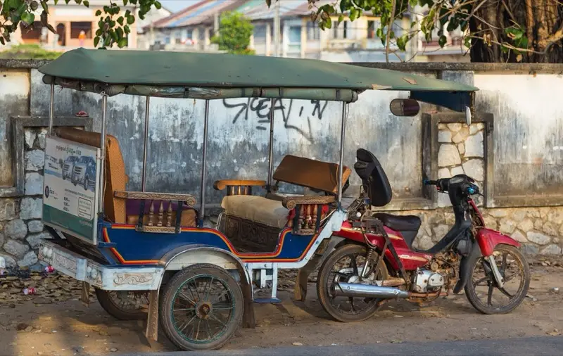A Cambodian tuk-tuk (remorque) parked on a street in Kampot